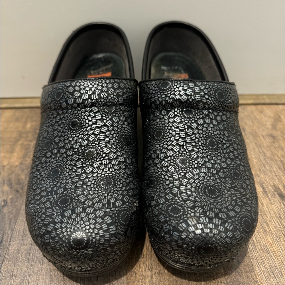 Dansko XP Metallic Medallion Clog Woman Size 37